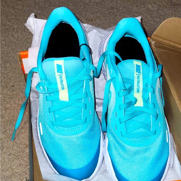 Brand new Nike pair of shoes in the box - size 6 - Picture 1 of 2